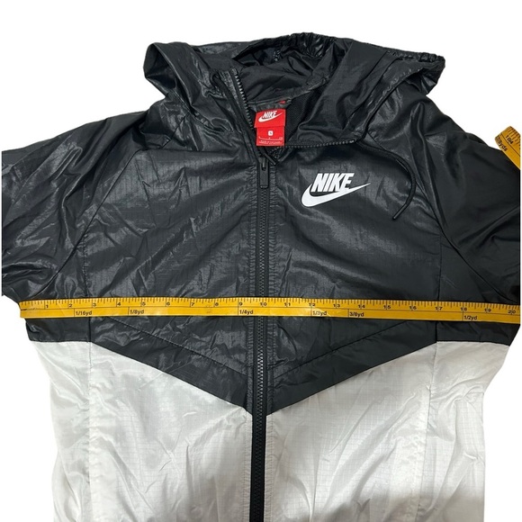NIKE Windbreaker Jacket | NIKE black and white color block jacket | Nike Coat - Picture 7 of 9